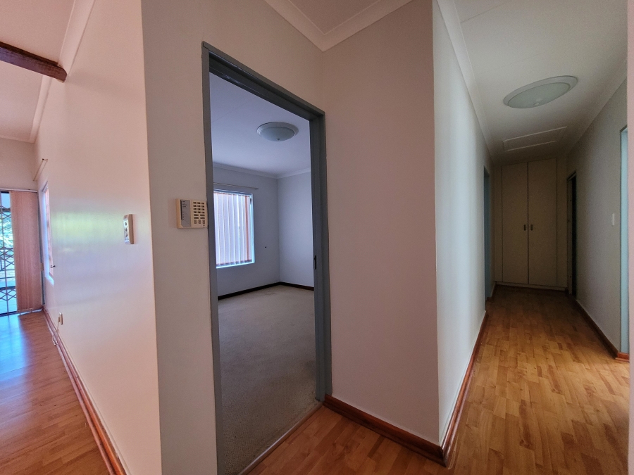 To Let 4 Bedroom Property for Rent in Wavecrest Eastern Cape